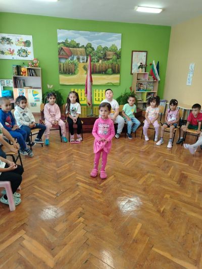 Тържество за началото на новата учебна година-15.09.2025г.- поздрав от малката група - ДГ Червена шапчица - Златар